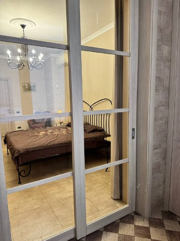 3-комн квартира, 130 м² м крылатское • 10 мин пешком • 12 этаж из 35 • ул крылатские холмы 33 к1, на карте 350 000 ₽/мес, без комиссии большой гайд по аренде интернет • мебель • посудомойка • холодильник • стиральная машина • кондиционер • с детьми • телевизор • лифт • консьерж • с животными • мусоропровод район крылатское чистота 4.54 транспорт 4.48 парки и скверы 4.94 собственник. Дизайнерский ремонт, уют и стиль. Кухня 12 м² с полным набором техники. 3 кондиционера, мебель. 2 санузла (душ и ванна), стиральная и сушильная машины, телевизор. Хозкомната, лоджия, вид на улицу. Залог 100%, без комиссий. Готово к заселению. © предоплату до просмотра просят только мошенники! Anna k, написать уровень доверия низкий ⚠️ выложить квартиру бесплатно - фотография - 9