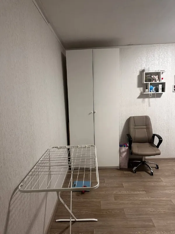 Комната, 18.7 м² м коломенская • 10 мин пешком • 2-комнатная квартира • 3 этаж из 9 • наб нагатинская 18, на карте 35 000 ₽/мес, без комиссии большой гайд по аренде стиральная машина • интернет • мебель • холодильник • посудомойка • мусоропровод • лифт • с животными • кондиционер • с детьми • телевизор • консьерж район нагатино-садовники чистота 4.66 транспорт 4.55 парки и скверы 4.90 собственник. Предлагаю уютную комнату в светлой двушке, для девушки на длительный срок. Если нужно-в комнату можно поставить компьютерный стол. Окружение: торговый центр в шаговой доступности; фитнесклуб с бассейном рядом; набережная прекрасное место для прогулок. Соседка: молодая девушка, спокойная, аккуратная. Есть кошка (дружелюбная, не мешает). © предоплату до просмотра просят только мошенники! Имя k, написать уровень доверия низкий ⚠️ выложить квартиру бесплатно - фотография - 2