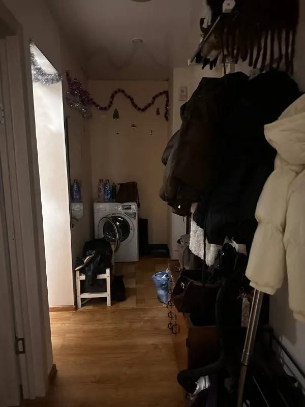 Комната, 18.7 м² м коломенская • 10 мин пешком • 2-комнатная квартира • 3 этаж из 9 • наб нагатинская 18, на карте 35 000 ₽/мес, без комиссии большой гайд по аренде стиральная машина • интернет • мебель • холодильник • посудомойка • мусоропровод • лифт • с животными • кондиционер • с детьми • телевизор • консьерж район нагатино-садовники чистота 4.66 транспорт 4.55 парки и скверы 4.90 собственник. Предлагаю уютную комнату в светлой двушке, для девушки на длительный срок. Если нужно-в комнату можно поставить компьютерный стол. Окружение: торговый центр в шаговой доступности; фитнесклуб с бассейном рядом; набережная прекрасное место для прогулок. Соседка: молодая девушка, спокойная, аккуратная. Есть кошка (дружелюбная, не мешает). © предоплату до просмотра просят только мошенники! Имя k, написать уровень доверия низкий ⚠️ выложить квартиру бесплатно - фотография - 5