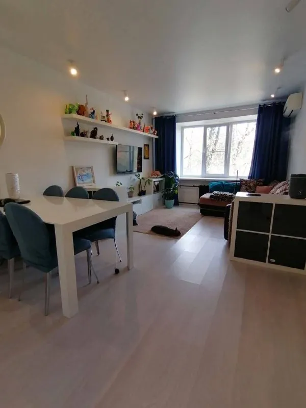 2-к квартира🏙️ м. Фонвизинская1️⃣ сдаётся! Квартира 55 м², спальня с рабочим местом 17 м², большая комната со столом для приёма гостей, кухня 8 м² с посудомойкой. Раздельные ванна и туалет. Очень комфортный матрас аскона, клёвый комфортной диван, кондиционеры в комнатах. 3-й этаж из 5-ти. Квартира классная, с хорошей энергетикой) супер локация, для любителей спорта или неспешных прогулок, 10 минут до входа в ботанический сад, вднх! Доставка самокат и др 15 минут, пункты выдачи вб и озон в доме. До метро фонвизинская пешком, вднх и владыкино 10 минут на автобусе парковка за шлагбаумом 💳цена: 90.000₽ + счетчики 💌telegram: @marylyash - фотография - 4