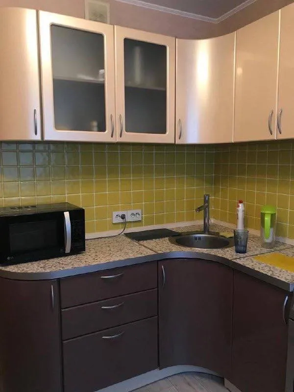 1-к квартира🏙️ м. Бунинская аллея1️⃣ сдается 1-комнатная квартира в жк "новое бутово". 📍адрес: пос. Воскресенское, чечерский проезд, 124к2 чистая и аккуратная квартира, сдается на длительный срок. Есть вся необходимая техника и мебель для проживания. Общая площадь 36 м². 5 этаж. Заезд возможен с 17 января. Квартира от собственника. Без животных. 💳оплата: 38.000₽/месяц, залог 15.000₽. Оплата жкх включена (без счетчиков), интернет оплачивается отдельно находится в пешей доступности от м. Бунинская аллея (10 минут), рядом: парк, тц "бутово молл", школы, сады, поликлиника. 💌telegram: @elena_selezneva911 - фотография - 4