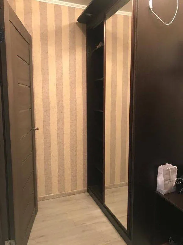 1-к квартира🏙️ м. Бунинская аллея1️⃣ сдается 1-комнатная квартира в жк "новое бутово". 📍адрес: пос. Воскресенское, чечерский проезд, 124к2 чистая и аккуратная квартира, сдается на длительный срок. Есть вся необходимая техника и мебель для проживания. Общая площадь 36 м². 5 этаж. Заезд возможен с 17 января. Квартира от собственника. Без животных. 💳оплата: 38.000₽/месяц, залог 15.000₽. Оплата жкх включена (без счетчиков), интернет оплачивается отдельно находится в пешей доступности от м. Бунинская аллея (10 минут), рядом: парк, тц "бутово молл", школы, сады, поликлиника. 💌telegram: @elena_selezneva911 - фотография - 7