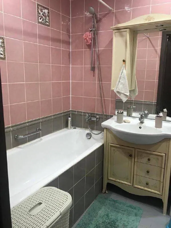 1-к квартира🏙️ м. Бунинская аллея1️⃣ сдается 1-комнатная квартира в жк "новое бутово". 📍адрес: пос. Воскресенское, чечерский проезд, 124к2 чистая и аккуратная квартира, сдается на длительный срок. Есть вся необходимая техника и мебель для проживания. Общая площадь 36 м². 5 этаж. Заезд возможен с 17 января. Квартира от собственника. Без животных. 💳оплата: 38.000₽/месяц, залог 15.000₽. Оплата жкх включена (без счетчиков), интернет оплачивается отдельно находится в пешей доступности от м. Бунинская аллея (10 минут), рядом: парк, тц "бутово молл", школы, сады, поликлиника. 💌telegram: @elena_selezneva911 - фотография - 9