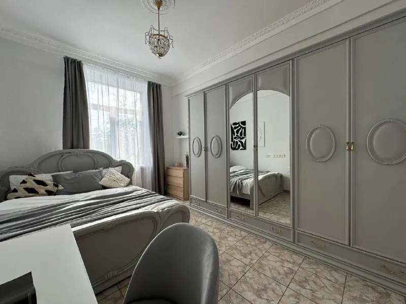 Комната, 13 м² м багратионовская • 4 мин пешком • 3-комнатная квартира • 3 этаж из 7 • ул олеко дундича 5, на карте 45 000 ₽/мес, без комиссии большой гайд по аренде холодильник • стиральная машина • интернет • мебель • лифт • посудомойка • кондиционер • с животными • с детьми • телевизор • мусоропровод • консьерж район филёвский парк чистота 4.23 транспорт 4.13 парки и скверы 4.83 агент. Просторная комната с ремонтом рядом с метро. Оборудована всем необходимым: кровать, рабочая зона с освещением возле окна, шкаф-купе, зеркало, комод для хранения всех мелочей и красивый вид из окна. В стоимость включено: безлимитный wi-fi, еженедельная уборка общественных зон, вся необходимая техника, йога, английский и мероприятия внутри коливинга. Elena, написать уровень доверия средний 🆗 выложить квартиру бесплатно - фотография - 3