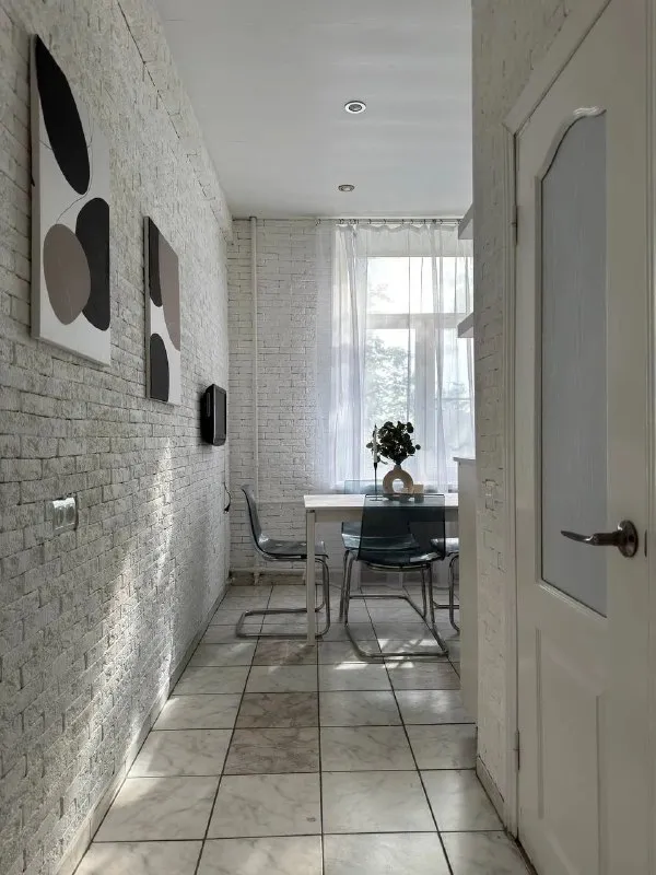 Комната, 13 м² м багратионовская • 4 мин пешком • 3-комнатная квартира • 3 этаж из 7 • ул олеко дундича 5, на карте 45 000 ₽/мес, без комиссии большой гайд по аренде холодильник • стиральная машина • интернет • мебель • лифт • посудомойка • кондиционер • с животными • с детьми • телевизор • мусоропровод • консьерж район филёвский парк чистота 4.23 транспорт 4.13 парки и скверы 4.83 агент. Просторная комната с ремонтом рядом с метро. Оборудована всем необходимым: кровать, рабочая зона с освещением возле окна, шкаф-купе, зеркало, комод для хранения всех мелочей и красивый вид из окна. В стоимость включено: безлимитный wi-fi, еженедельная уборка общественных зон, вся необходимая техника, йога, английский и мероприятия внутри коливинга. Elena, написать уровень доверия средний 🆗 выложить квартиру бесплатно - фотография - 5