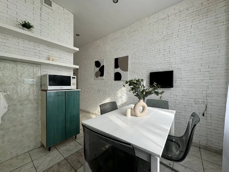 Комната, 13 м² м багратионовская • 4 мин пешком • 3-комнатная квартира • 3 этаж из 7 • ул олеко дундича 5, на карте 45 000 ₽/мес, без комиссии большой гайд по аренде холодильник • стиральная машина • интернет • мебель • лифт • посудомойка • кондиционер • с животными • с детьми • телевизор • мусоропровод • консьерж район филёвский парк чистота 4.23 транспорт 4.13 парки и скверы 4.83 агент. Просторная комната с ремонтом рядом с метро. Оборудована всем необходимым: кровать, рабочая зона с освещением возле окна, шкаф-купе, зеркало, комод для хранения всех мелочей и красивый вид из окна. В стоимость включено: безлимитный wi-fi, еженедельная уборка общественных зон, вся необходимая техника, йога, английский и мероприятия внутри коливинга. Elena, написать уровень доверия средний 🆗 выложить квартиру бесплатно - фотография - 6