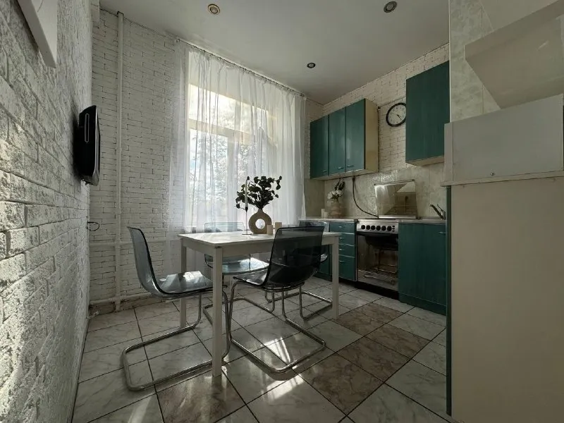 Комната, 13 м² м багратионовская • 4 мин пешком • 3-комнатная квартира • 3 этаж из 7 • ул олеко дундича 5, на карте 45 000 ₽/мес, без комиссии большой гайд по аренде холодильник • стиральная машина • интернет • мебель • лифт • посудомойка • кондиционер • с животными • с детьми • телевизор • мусоропровод • консьерж район филёвский парк чистота 4.23 транспорт 4.13 парки и скверы 4.83 агент. Просторная комната с ремонтом рядом с метро. Оборудована всем необходимым: кровать, рабочая зона с освещением возле окна, шкаф-купе, зеркало, комод для хранения всех мелочей и красивый вид из окна. В стоимость включено: безлимитный wi-fi, еженедельная уборка общественных зон, вся необходимая техника, йога, английский и мероприятия внутри коливинга. Elena, написать уровень доверия средний 🆗 выложить квартиру бесплатно - фотография - 7