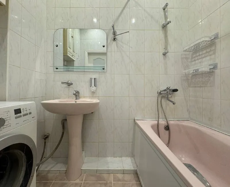 Комната, 13 м² м багратионовская • 4 мин пешком • 3-комнатная квартира • 3 этаж из 7 • ул олеко дундича 5, на карте 45 000 ₽/мес, без комиссии большой гайд по аренде холодильник • стиральная машина • интернет • мебель • лифт • посудомойка • кондиционер • с животными • с детьми • телевизор • мусоропровод • консьерж район филёвский парк чистота 4.23 транспорт 4.13 парки и скверы 4.83 агент. Просторная комната с ремонтом рядом с метро. Оборудована всем необходимым: кровать, рабочая зона с освещением возле окна, шкаф-купе, зеркало, комод для хранения всех мелочей и красивый вид из окна. В стоимость включено: безлимитный wi-fi, еженедельная уборка общественных зон, вся необходимая техника, йога, английский и мероприятия внутри коливинга. Elena, написать уровень доверия средний 🆗 выложить квартиру бесплатно - фотография - 8