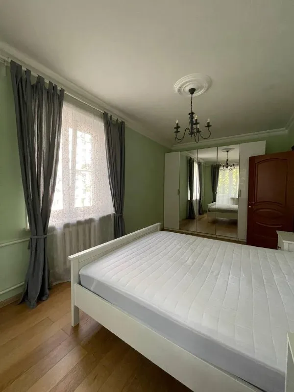 2-комн квартира, 45 м² м щёлковская • 5 мин пешком • 3 этаж из 5 • ул константина федина 4, на карте 80 000 ₽/мес, без комиссии большой гайд по аренде холодильник • стиральная машина • интернет • мебель • посудомойка • кондиционер • с животными • с детьми • телевизор • мусоропровод • лифт • консьерж район северное измайлово чистота 3.50 транспорт 4.09 парки и скверы 4.69 собственник. Всем привет! Сдаю уютную квартиру - изолированная спальня и кухня-гостиная. В квартире есть: кондиционер, теплые полы в ванной, гостиной и на кухне, посудомоечная машина, большая ванная, маленький открытый балкончик и 2 окна в спальне рассматриваем 1-2 человек, можно с животными по оплате 80 тыс + вода, электричество по счетчикам. Залог 80 тыс © предоплату до просмотра просят только мошенники! Анастасия к, написать уровень доверия низкий ⚠️ выложить квартиру бесплатно - фотография - 2