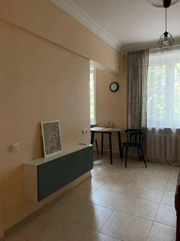 2-комн квартира, 45 м² м щёлковская • 5 мин пешком • 3 этаж из 5 • ул константина федина 4, на карте 80 000 ₽/мес, без комиссии большой гайд по аренде холодильник • стиральная машина • интернет • мебель • посудомойка • кондиционер • с животными • с детьми • телевизор • мусоропровод • лифт • консьерж район северное измайлово чистота 3.50 транспорт 4.09 парки и скверы 4.69 собственник. Всем привет! Сдаю уютную квартиру - изолированная спальня и кухня-гостиная. В квартире есть: кондиционер, теплые полы в ванной, гостиной и на кухне, посудомоечная машина, большая ванная, маленький открытый балкончик и 2 окна в спальне рассматриваем 1-2 человек, можно с животными по оплате 80 тыс + вода, электричество по счетчикам. Залог 80 тыс © предоплату до просмотра просят только мошенники! Анастасия к, написать уровень доверия низкий ⚠️ выложить квартиру бесплатно - фотография - 4