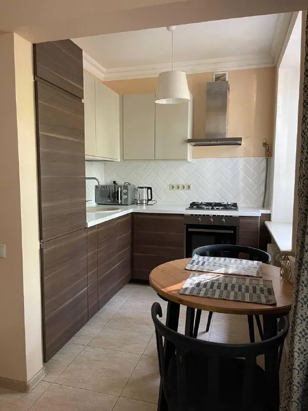 2-комн квартира, 45 м² м щёлковская • 5 мин пешком • 3 этаж из 5 • ул константина федина 4, на карте 80 000 ₽/мес, без комиссии большой гайд по аренде холодильник • стиральная машина • интернет • мебель • посудомойка • кондиционер • с животными • с детьми • телевизор • мусоропровод • лифт • консьерж район северное измайлово чистота 3.50 транспорт 4.09 парки и скверы 4.69 собственник. Всем привет! Сдаю уютную квартиру - изолированная спальня и кухня-гостиная. В квартире есть: кондиционер, теплые полы в ванной, гостиной и на кухне, посудомоечная машина, большая ванная, маленький открытый балкончик и 2 окна в спальне рассматриваем 1-2 человек, можно с животными по оплате 80 тыс + вода, электричество по счетчикам. Залог 80 тыс © предоплату до просмотра просят только мошенники! Анастасия к, написать уровень доверия низкий ⚠️ выложить квартиру бесплатно - фотография - 7