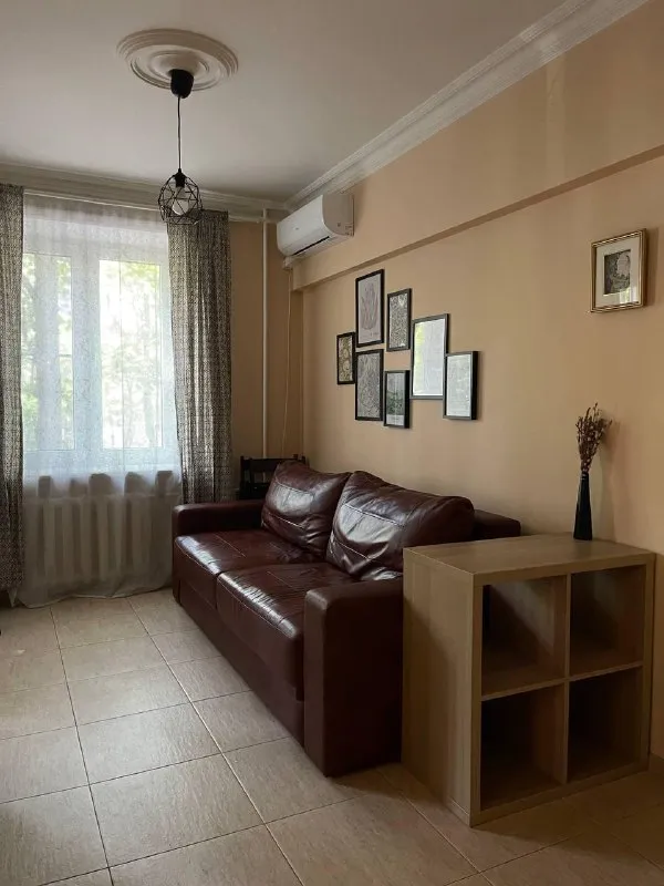 2-комн квартира, 45 м² м щёлковская • 5 мин пешком • 3 этаж из 5 • ул константина федина 4, на карте 80 000 ₽/мес, без комиссии большой гайд по аренде холодильник • стиральная машина • интернет • мебель • посудомойка • кондиционер • с животными • с детьми • телевизор • мусоропровод • лифт • консьерж район северное измайлово чистота 3.50 транспорт 4.09 парки и скверы 4.69 собственник. Всем привет! Сдаю уютную квартиру - изолированная спальня и кухня-гостиная. В квартире есть: кондиционер, теплые полы в ванной, гостиной и на кухне, посудомоечная машина, большая ванная, маленький открытый балкончик и 2 окна в спальне рассматриваем 1-2 человек, можно с животными по оплате 80 тыс + вода, электричество по счетчикам. Залог 80 тыс © предоплату до просмотра просят только мошенники! Анастасия к, написать уровень доверия низкий ⚠️ выложить квартиру бесплатно - фотография - 9