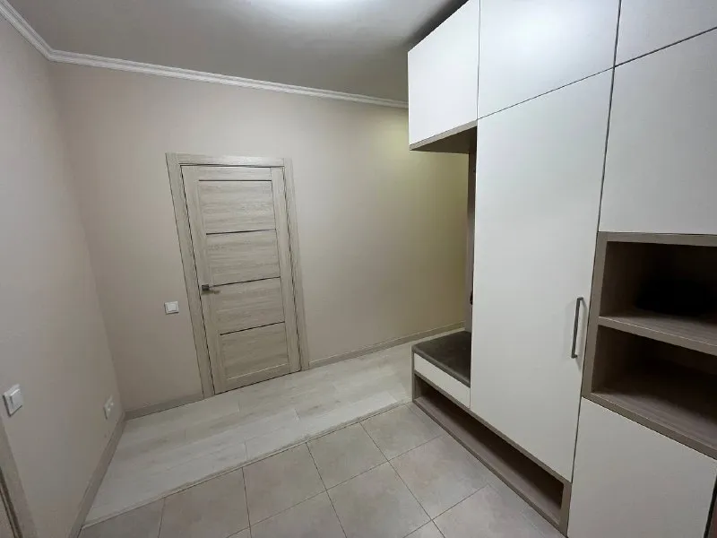 3-комн квартира, 75 м² м рабочий поселок • 15 мин пешком • 10 этаж из 25 • ул рябиновая 3 к1, на карте 130 000 ₽/мес, без комиссии большой гайд по аренде холодильник • стиральная машина • интернет • мебель • посудомойка • кондиционер • с детьми • телевизор • лифт • консьерж • с животными • мусоропровод можайский район чистота 4.24 транспорт 4.16 парки и скверы 3.84 собственник. Собственник! Без комиссии! Очень светлая квартира с дизайнерским ремонтом, в монолитном доме жк кутузов град. Кухня-гостиная спальня с изолированной гардеробной детская душевая с санузлом постирочная с санузлом двор без машин! Залог 130 000. Идеально подходит для ответственной, аккуратной семьи с ребенком или пары, планирующей пополнение :) © предоплату до просмотра просят только мошенники! Artem a, написать уровень доверия низкий ⚠️ выложить квартиру бесплатно - фотография - 2