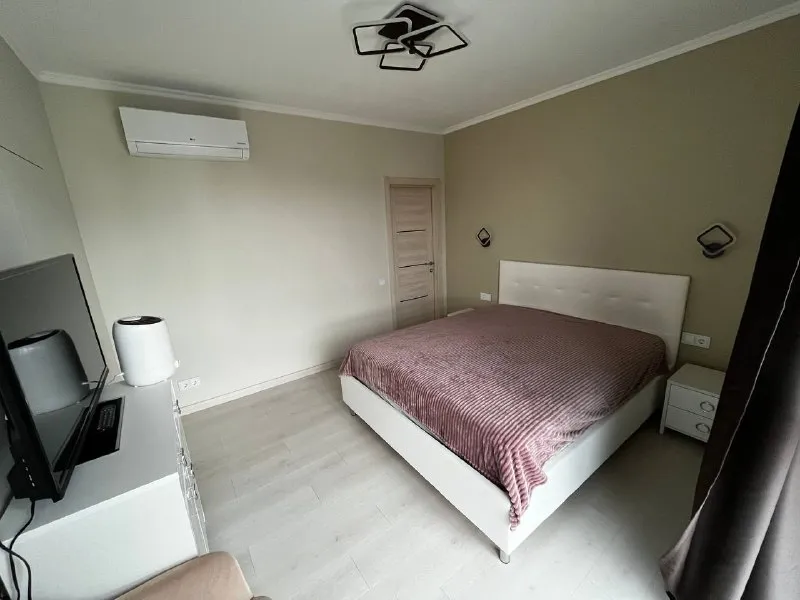 3-комн квартира, 75 м² м рабочий поселок • 15 мин пешком • 10 этаж из 25 • ул рябиновая 3 к1, на карте 130 000 ₽/мес, без комиссии большой гайд по аренде холодильник • стиральная машина • интернет • мебель • посудомойка • кондиционер • с детьми • телевизор • лифт • консьерж • с животными • мусоропровод можайский район чистота 4.24 транспорт 4.16 парки и скверы 3.84 собственник. Собственник! Без комиссии! Очень светлая квартира с дизайнерским ремонтом, в монолитном доме жк кутузов град. Кухня-гостиная спальня с изолированной гардеробной детская душевая с санузлом постирочная с санузлом двор без машин! Залог 130 000. Идеально подходит для ответственной, аккуратной семьи с ребенком или пары, планирующей пополнение :) © предоплату до просмотра просят только мошенники! Artem a, написать уровень доверия низкий ⚠️ выложить квартиру бесплатно - фотография - 5