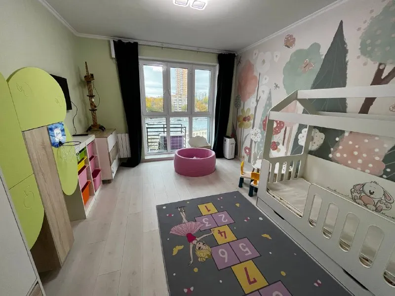 3-комн квартира, 75 м² м рабочий поселок • 15 мин пешком • 10 этаж из 25 • ул рябиновая 3 к1, на карте 130 000 ₽/мес, без комиссии большой гайд по аренде холодильник • стиральная машина • интернет • мебель • посудомойка • кондиционер • с детьми • телевизор • лифт • консьерж • с животными • мусоропровод можайский район чистота 4.24 транспорт 4.16 парки и скверы 3.84 собственник. Собственник! Без комиссии! Очень светлая квартира с дизайнерским ремонтом, в монолитном доме жк кутузов град. Кухня-гостиная спальня с изолированной гардеробной детская душевая с санузлом постирочная с санузлом двор без машин! Залог 130 000. Идеально подходит для ответственной, аккуратной семьи с ребенком или пары, планирующей пополнение :) © предоплату до просмотра просят только мошенники! Artem a, написать уровень доверия низкий ⚠️ выложить квартиру бесплатно - фотография - 7