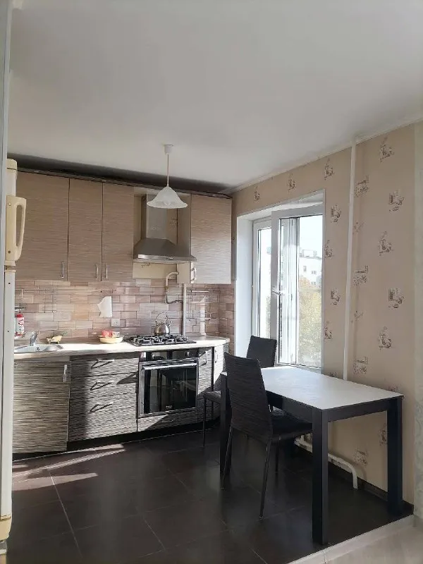 Сдаётся на длительный срок 1- комнатная квартира/студия.30 кв. М. По ул. Нежинская дом 13, в легендарном круглом доме. Лучше этой квартиры в этом районе по такой приятной цене вы не найдете. Квартира для тех кто любит чистоту, комфорт и уют. В квартире имеется вся мебель и техника для вашего комфортного проживания. Развитая инфраструктура района. Рядом с домом расположено все необходимое: продуктовые детский сад аптеки кафе и рестораны спортивный зал, парк анны герман, парк сетунь, проликлиника, рядом ст. Матвеевская, до метро славянский бульвар 5 минут на транспорте, 10 минут пешком. Спокойные соседи. Оперативный показ заселение день в день. 9261631262. 70000+жку, залог 70000 ➡️предоплату/бронь/заморозку денег/автооплату до просмотра квартиры не вносить! Если по этому объявлению спрашивают какую либо оплату сообщите по контактам в описании канала. - фотография - 2