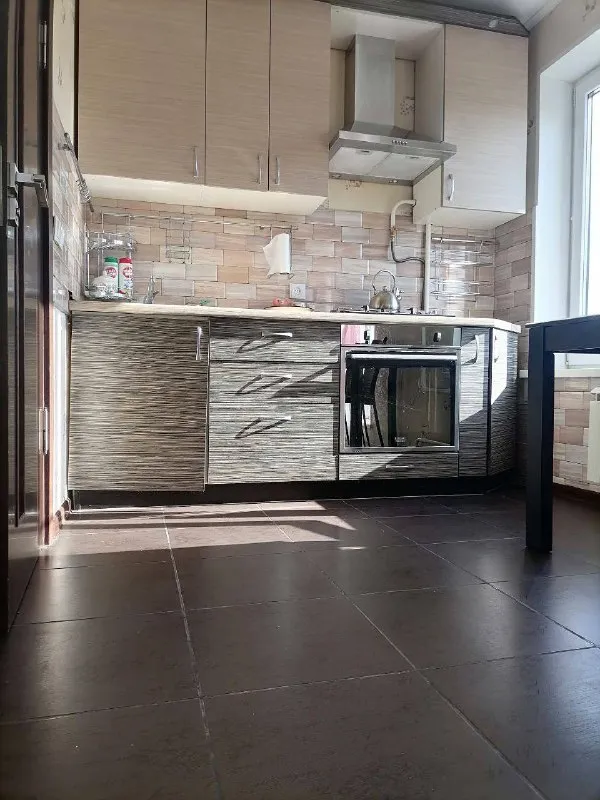 Сдаётся на длительный срок 1- комнатная квартира/студия.30 кв. М. По ул. Нежинская дом 13, в легендарном круглом доме. Лучше этой квартиры в этом районе по такой приятной цене вы не найдете. Квартира для тех кто любит чистоту, комфорт и уют. В квартире имеется вся мебель и техника для вашего комфортного проживания. Развитая инфраструктура района. Рядом с домом расположено все необходимое: продуктовые детский сад аптеки кафе и рестораны спортивный зал, парк анны герман, парк сетунь, проликлиника, рядом ст. Матвеевская, до метро славянский бульвар 5 минут на транспорте, 10 минут пешком. Спокойные соседи. Оперативный показ заселение день в день. 9261631262. 70000+жку, залог 70000 ➡️предоплату/бронь/заморозку денег/автооплату до просмотра квартиры не вносить! Если по этому объявлению спрашивают какую либо оплату сообщите по контактам в описании канала. - фотография - 3