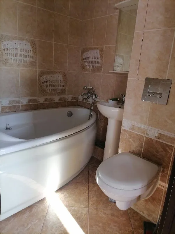 Сдаётся на длительный срок 1- комнатная квартира/студия.30 кв. М. По ул. Нежинская дом 13, в легендарном круглом доме. Лучше этой квартиры в этом районе по такой приятной цене вы не найдете. Квартира для тех кто любит чистоту, комфорт и уют. В квартире имеется вся мебель и техника для вашего комфортного проживания. Развитая инфраструктура района. Рядом с домом расположено все необходимое: продуктовые детский сад аптеки кафе и рестораны спортивный зал, парк анны герман, парк сетунь, проликлиника, рядом ст. Матвеевская, до метро славянский бульвар 5 минут на транспорте, 10 минут пешком. Спокойные соседи. Оперативный показ заселение день в день. 9261631262. 70000+жку, залог 70000 ➡️предоплату/бронь/заморозку денег/автооплату до просмотра квартиры не вносить! Если по этому объявлению спрашивают какую либо оплату сообщите по контактам в описании канала. - фотография - 4