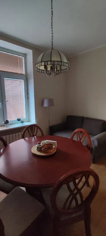 2-к квартира🏙️ м. Сокол2️⃣ всем привет! ☃️ сдаём впервые квартиру (собственник), так как переехали. 📍адрес: волоколамское шоссе, 10 метро: сокол, мцк стрешнево 2-комнатная квартира площадью 53 м² с косметическим ремонтом на 7 этаже в 10-этажном доме, рассматриваем долгосрочную сдачу. Из техники есть: – духовой шкаф – стиральная машина – холодильник – посудомоечная машина – бойлер – микроволновка – пылесос для жизни есть всё, включая: фен, спальные принадлежности, бытовая химия, посуда и прочее. Дом - кирпичный, окна выходят во двор. В подъезде 2 лифта - 0 грузовых и 2 пассажирских. Во дворе есть парковка за шлагбаумом. В шаговой доступности: школа, детский сад, продуктовые магазины, хозяйственные магазины, аптеки, кафе, макеты (wb, ozon, avito, яндекс), дк «маи», парк «покровское-стрешнево». Для семьи с детками, есть художественная и музыкальная школа в соседнем доме, для людей более старшего возраста в соседнем доме есть центр московского долголетия, всё под рукой. Можно с детьми, можно с животными (предпочтительно собаки). Сдаём за 90.000₽ + залог месяц (разделен на 2 части) + интернет + коммунальные услуги по счетчикам оплачиваются дополнительно. 💌telegram: @karina_petml - фотография - 2