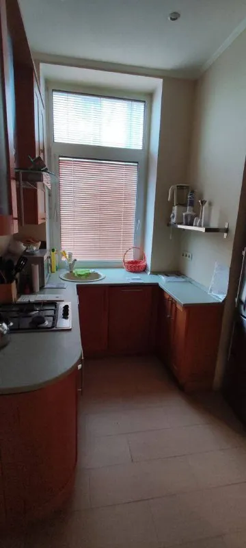 2-к квартира🏙️ м. Сокол2️⃣ всем привет! ☃️ сдаём впервые квартиру (собственник), так как переехали. 📍адрес: волоколамское шоссе, 10 метро: сокол, мцк стрешнево 2-комнатная квартира площадью 53 м² с косметическим ремонтом на 7 этаже в 10-этажном доме, рассматриваем долгосрочную сдачу. Из техники есть: – духовой шкаф – стиральная машина – холодильник – посудомоечная машина – бойлер – микроволновка – пылесос для жизни есть всё, включая: фен, спальные принадлежности, бытовая химия, посуда и прочее. Дом - кирпичный, окна выходят во двор. В подъезде 2 лифта - 0 грузовых и 2 пассажирских. Во дворе есть парковка за шлагбаумом. В шаговой доступности: школа, детский сад, продуктовые магазины, хозяйственные магазины, аптеки, кафе, макеты (wb, ozon, avito, яндекс), дк «маи», парк «покровское-стрешнево». Для семьи с детками, есть художественная и музыкальная школа в соседнем доме, для людей более старшего возраста в соседнем доме есть центр московского долголетия, всё под рукой. Можно с детьми, можно с животными (предпочтительно собаки). Сдаём за 90.000₽ + залог месяц (разделен на 2 части) + интернет + коммунальные услуги по счетчикам оплачиваются дополнительно. 💌telegram: @karina_petml - фотография - 3