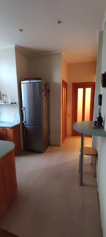 2-к квартира🏙️ м. Сокол2️⃣ всем привет! ☃️ сдаём впервые квартиру (собственник), так как переехали. 📍адрес: волоколамское шоссе, 10 метро: сокол, мцк стрешнево 2-комнатная квартира площадью 53 м² с косметическим ремонтом на 7 этаже в 10-этажном доме, рассматриваем долгосрочную сдачу. Из техники есть: – духовой шкаф – стиральная машина – холодильник – посудомоечная машина – бойлер – микроволновка – пылесос для жизни есть всё, включая: фен, спальные принадлежности, бытовая химия, посуда и прочее. Дом - кирпичный, окна выходят во двор. В подъезде 2 лифта - 0 грузовых и 2 пассажирских. Во дворе есть парковка за шлагбаумом. В шаговой доступности: школа, детский сад, продуктовые магазины, хозяйственные магазины, аптеки, кафе, макеты (wb, ozon, avito, яндекс), дк «маи», парк «покровское-стрешнево». Для семьи с детками, есть художественная и музыкальная школа в соседнем доме, для людей более старшего возраста в соседнем доме есть центр московского долголетия, всё под рукой. Можно с детьми, можно с животными (предпочтительно собаки). Сдаём за 90.000₽ + залог месяц (разделен на 2 части) + интернет + коммунальные услуги по счетчикам оплачиваются дополнительно. 💌telegram: @karina_petml - фотография - 4