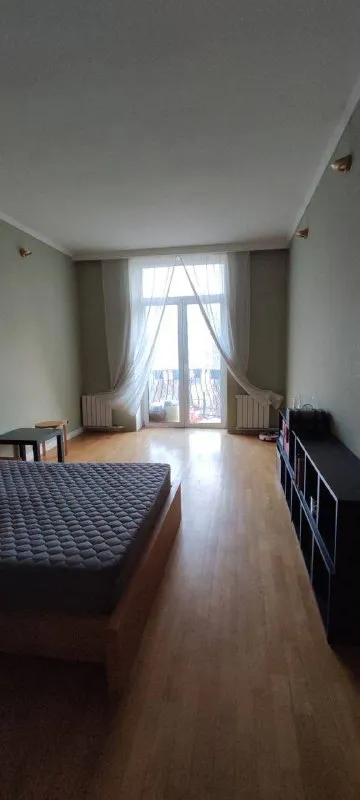 2-к квартира🏙️ м. Сокол2️⃣ всем привет! ☃️ сдаём впервые квартиру (собственник), так как переехали. 📍адрес: волоколамское шоссе, 10 метро: сокол, мцк стрешнево 2-комнатная квартира площадью 53 м² с косметическим ремонтом на 7 этаже в 10-этажном доме, рассматриваем долгосрочную сдачу. Из техники есть: – духовой шкаф – стиральная машина – холодильник – посудомоечная машина – бойлер – микроволновка – пылесос для жизни есть всё, включая: фен, спальные принадлежности, бытовая химия, посуда и прочее. Дом - кирпичный, окна выходят во двор. В подъезде 2 лифта - 0 грузовых и 2 пассажирских. Во дворе есть парковка за шлагбаумом. В шаговой доступности: школа, детский сад, продуктовые магазины, хозяйственные магазины, аптеки, кафе, макеты (wb, ozon, avito, яндекс), дк «маи», парк «покровское-стрешнево». Для семьи с детками, есть художественная и музыкальная школа в соседнем доме, для людей более старшего возраста в соседнем доме есть центр московского долголетия, всё под рукой. Можно с детьми, можно с животными (предпочтительно собаки). Сдаём за 90.000₽ + залог месяц (разделен на 2 части) + интернет + коммунальные услуги по счетчикам оплачиваются дополнительно. 💌telegram: @karina_petml - фотография - 5