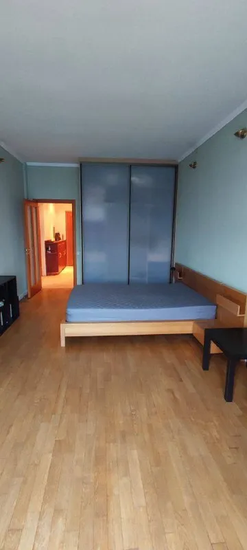 2-к квартира🏙️ м. Сокол2️⃣ всем привет! ☃️ сдаём впервые квартиру (собственник), так как переехали. 📍адрес: волоколамское шоссе, 10 метро: сокол, мцк стрешнево 2-комнатная квартира площадью 53 м² с косметическим ремонтом на 7 этаже в 10-этажном доме, рассматриваем долгосрочную сдачу. Из техники есть: – духовой шкаф – стиральная машина – холодильник – посудомоечная машина – бойлер – микроволновка – пылесос для жизни есть всё, включая: фен, спальные принадлежности, бытовая химия, посуда и прочее. Дом - кирпичный, окна выходят во двор. В подъезде 2 лифта - 0 грузовых и 2 пассажирских. Во дворе есть парковка за шлагбаумом. В шаговой доступности: школа, детский сад, продуктовые магазины, хозяйственные магазины, аптеки, кафе, макеты (wb, ozon, avito, яндекс), дк «маи», парк «покровское-стрешнево». Для семьи с детками, есть художественная и музыкальная школа в соседнем доме, для людей более старшего возраста в соседнем доме есть центр московского долголетия, всё под рукой. Можно с детьми, можно с животными (предпочтительно собаки). Сдаём за 90.000₽ + залог месяц (разделен на 2 части) + интернет + коммунальные услуги по счетчикам оплачиваются дополнительно. 💌telegram: @karina_petml - фотография - 6