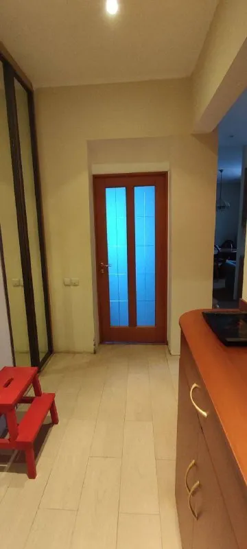 2-к квартира🏙️ м. Сокол2️⃣ всем привет! ☃️ сдаём впервые квартиру (собственник), так как переехали. 📍адрес: волоколамское шоссе, 10 метро: сокол, мцк стрешнево 2-комнатная квартира площадью 53 м² с косметическим ремонтом на 7 этаже в 10-этажном доме, рассматриваем долгосрочную сдачу. Из техники есть: – духовой шкаф – стиральная машина – холодильник – посудомоечная машина – бойлер – микроволновка – пылесос для жизни есть всё, включая: фен, спальные принадлежности, бытовая химия, посуда и прочее. Дом - кирпичный, окна выходят во двор. В подъезде 2 лифта - 0 грузовых и 2 пассажирских. Во дворе есть парковка за шлагбаумом. В шаговой доступности: школа, детский сад, продуктовые магазины, хозяйственные магазины, аптеки, кафе, макеты (wb, ozon, avito, яндекс), дк «маи», парк «покровское-стрешнево». Для семьи с детками, есть художественная и музыкальная школа в соседнем доме, для людей более старшего возраста в соседнем доме есть центр московского долголетия, всё под рукой. Можно с детьми, можно с животными (предпочтительно собаки). Сдаём за 90.000₽ + залог месяц (разделен на 2 части) + интернет + коммунальные услуги по счетчикам оплачиваются дополнительно. 💌telegram: @karina_petml - фотография - 7