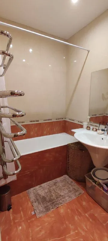 2-к квартира🏙️ м. Сокол2️⃣ всем привет! ☃️ сдаём впервые квартиру (собственник), так как переехали. 📍адрес: волоколамское шоссе, 10 метро: сокол, мцк стрешнево 2-комнатная квартира площадью 53 м² с косметическим ремонтом на 7 этаже в 10-этажном доме, рассматриваем долгосрочную сдачу. Из техники есть: – духовой шкаф – стиральная машина – холодильник – посудомоечная машина – бойлер – микроволновка – пылесос для жизни есть всё, включая: фен, спальные принадлежности, бытовая химия, посуда и прочее. Дом - кирпичный, окна выходят во двор. В подъезде 2 лифта - 0 грузовых и 2 пассажирских. Во дворе есть парковка за шлагбаумом. В шаговой доступности: школа, детский сад, продуктовые магазины, хозяйственные магазины, аптеки, кафе, макеты (wb, ozon, avito, яндекс), дк «маи», парк «покровское-стрешнево». Для семьи с детками, есть художественная и музыкальная школа в соседнем доме, для людей более старшего возраста в соседнем доме есть центр московского долголетия, всё под рукой. Можно с детьми, можно с животными (предпочтительно собаки). Сдаём за 90.000₽ + залог месяц (разделен на 2 части) + интернет + коммунальные услуги по счетчикам оплачиваются дополнительно. 💌telegram: @karina_petml - фотография - 9