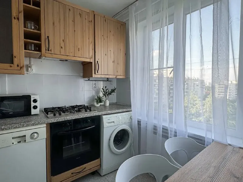 Комната, 13 м² м печатники • 5 мин пешком • 3-комнатная квартира • 8 этаж из 9 • ул гурьянова 5, на карте 38 000 ₽/мес, без комиссии большой гайд по аренде холодильник • стиральная машина • интернет • мебель • лифт • посудомойка • кондиционер • с животными • с детьми • телевизор • мусоропровод • консьерж район печатники чистота 3.46 транспорт 4.32 парки и скверы 4.34 агент. Квартира зонирована для отдыха и работы. За 7 минут от дома можно дойти до парка печатники с красивой набережной, где есть зоны для спорта и развлечений. В стоимость включено: безлимитный wi-fi, еженедельная уборка общественных зон, вся необходимая техника, йога, английский и мероприятия внутри коливинга. Elena, написать уровень доверия средний 🆗 выложить квартиру бесплатно - фотография - 5