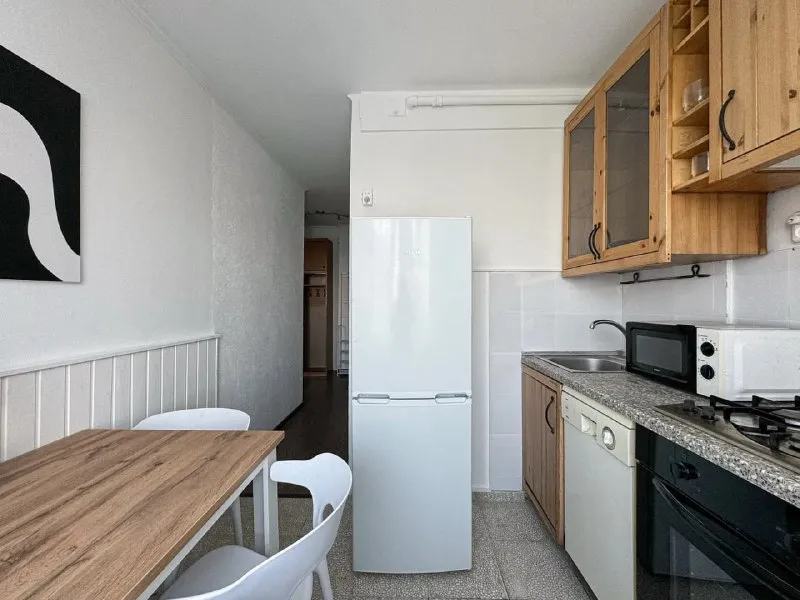 Комната, 13 м² м печатники • 5 мин пешком • 3-комнатная квартира • 8 этаж из 9 • ул гурьянова 5, на карте 38 000 ₽/мес, без комиссии большой гайд по аренде холодильник • стиральная машина • интернет • мебель • лифт • посудомойка • кондиционер • с животными • с детьми • телевизор • мусоропровод • консьерж район печатники чистота 3.46 транспорт 4.32 парки и скверы 4.34 агент. Квартира зонирована для отдыха и работы. За 7 минут от дома можно дойти до парка печатники с красивой набережной, где есть зоны для спорта и развлечений. В стоимость включено: безлимитный wi-fi, еженедельная уборка общественных зон, вся необходимая техника, йога, английский и мероприятия внутри коливинга. Elena, написать уровень доверия средний 🆗 выложить квартиру бесплатно - фотография - 6