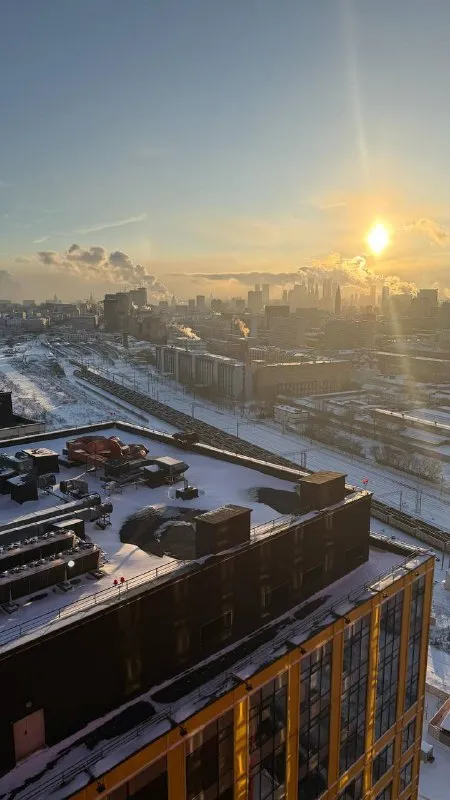 М. Дмитровская евродвушка пересдам евродвушку на 2 месяца, 40 м² свободна с 17 января, даты гибкие. 📍москва, м. Дмитровская 5 мин, жк савеловский сити • 28 этаж, есть парковка • стиралка, smart tv, микроволновка, плитка, кофемашина • удобное рабочее место (для удаленщиков) • классный вид, рассветы и закаты в наличии • рядом флакон, хлебзавод, куча кафе • до центра 20 минут • кровать и раскладной диван цена: 80.000₽/месяц + счетчики за воду и свет (до 2.000₽ в месяц). Отдаю с 20% скидкой, сама плачу 100к/месяц. Бонусом отдам абонемент в зал в соседнем доме с сауной 😄 контакты @janefarro ➡️предоплату/бронь/заморозку денег/автооплату до просмотра квартиры не вносить! Если по этому объявлению спрашивают какую либо оплату сообщите по контактам в описании канала. - фотография - 2