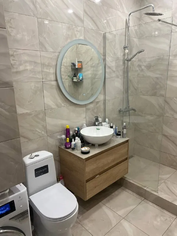 М. Дмитровская евродвушка пересдам евродвушку на 2 месяца, 40 м² свободна с 17 января, даты гибкие. 📍москва, м. Дмитровская 5 мин, жк савеловский сити • 28 этаж, есть парковка • стиралка, smart tv, микроволновка, плитка, кофемашина • удобное рабочее место (для удаленщиков) • классный вид, рассветы и закаты в наличии • рядом флакон, хлебзавод, куча кафе • до центра 20 минут • кровать и раскладной диван цена: 80.000₽/месяц + счетчики за воду и свет (до 2.000₽ в месяц). Отдаю с 20% скидкой, сама плачу 100к/месяц. Бонусом отдам абонемент в зал в соседнем доме с сауной 😄 контакты @janefarro ➡️предоплату/бронь/заморозку денег/автооплату до просмотра квартиры не вносить! Если по этому объявлению спрашивают какую либо оплату сообщите по контактам в описании канала. - фотография - 3