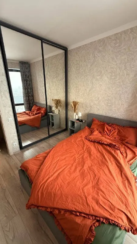 М. Дмитровская евродвушка пересдам евродвушку на 2 месяца, 40 м² свободна с 17 января, даты гибкие. 📍москва, м. Дмитровская 5 мин, жк савеловский сити • 28 этаж, есть парковка • стиралка, smart tv, микроволновка, плитка, кофемашина • удобное рабочее место (для удаленщиков) • классный вид, рассветы и закаты в наличии • рядом флакон, хлебзавод, куча кафе • до центра 20 минут • кровать и раскладной диван цена: 80.000₽/месяц + счетчики за воду и свет (до 2.000₽ в месяц). Отдаю с 20% скидкой, сама плачу 100к/месяц. Бонусом отдам абонемент в зал в соседнем доме с сауной 😄 контакты @janefarro ➡️предоплату/бронь/заморозку денег/автооплату до просмотра квартиры не вносить! Если по этому объявлению спрашивают какую либо оплату сообщите по контактам в описании канала. - фотография - 4