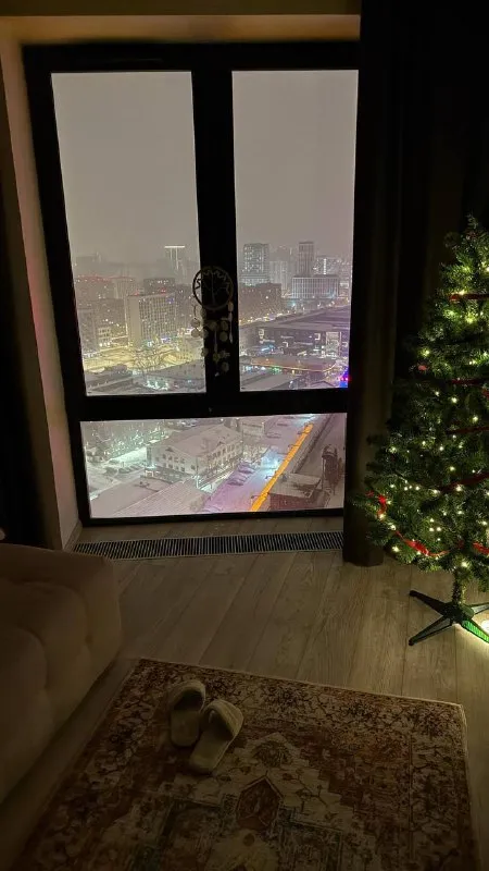 М. Дмитровская евродвушка пересдам евродвушку на 2 месяца, 40 м² свободна с 17 января, даты гибкие. 📍москва, м. Дмитровская 5 мин, жк савеловский сити • 28 этаж, есть парковка • стиралка, smart tv, микроволновка, плитка, кофемашина • удобное рабочее место (для удаленщиков) • классный вид, рассветы и закаты в наличии • рядом флакон, хлебзавод, куча кафе • до центра 20 минут • кровать и раскладной диван цена: 80.000₽/месяц + счетчики за воду и свет (до 2.000₽ в месяц). Отдаю с 20% скидкой, сама плачу 100к/месяц. Бонусом отдам абонемент в зал в соседнем доме с сауной 😄 контакты @janefarro ➡️предоплату/бронь/заморозку денег/автооплату до просмотра квартиры не вносить! Если по этому объявлению спрашивают какую либо оплату сообщите по контактам в описании канала. - фотография - 5