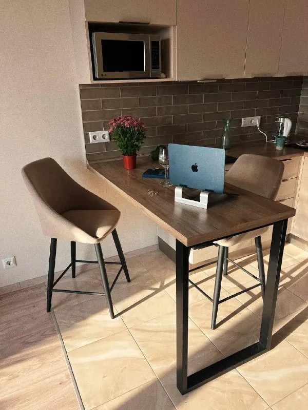 М. Дмитровская евродвушка пересдам евродвушку на 2 месяца, 40 м² свободна с 17 января, даты гибкие. 📍москва, м. Дмитровская 5 мин, жк савеловский сити • 28 этаж, есть парковка • стиралка, smart tv, микроволновка, плитка, кофемашина • удобное рабочее место (для удаленщиков) • классный вид, рассветы и закаты в наличии • рядом флакон, хлебзавод, куча кафе • до центра 20 минут • кровать и раскладной диван цена: 80.000₽/месяц + счетчики за воду и свет (до 2.000₽ в месяц). Отдаю с 20% скидкой, сама плачу 100к/месяц. Бонусом отдам абонемент в зал в соседнем доме с сауной 😄 контакты @janefarro ➡️предоплату/бронь/заморозку денег/автооплату до просмотра квартиры не вносить! Если по этому объявлению спрашивают какую либо оплату сообщите по контактам в описании канала. - фотография - 6