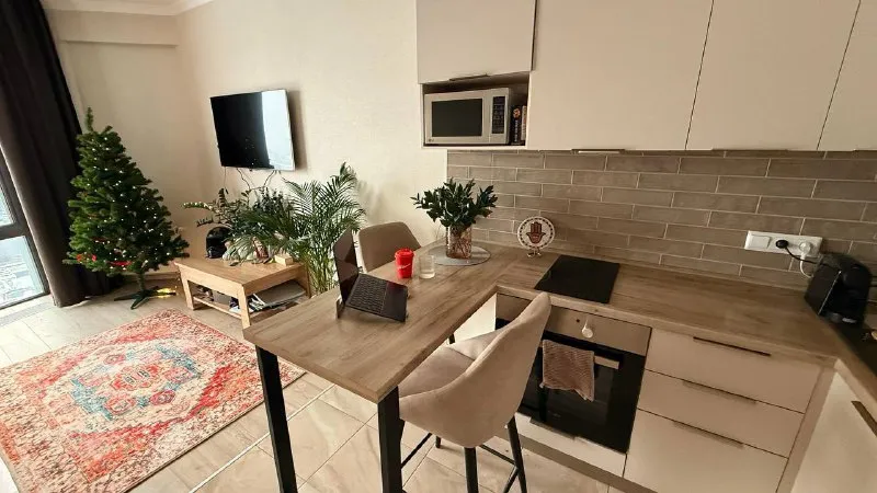 М. Дмитровская евродвушка пересдам евродвушку на 2 месяца, 40 м² свободна с 17 января, даты гибкие. 📍москва, м. Дмитровская 5 мин, жк савеловский сити • 28 этаж, есть парковка • стиралка, smart tv, микроволновка, плитка, кофемашина • удобное рабочее место (для удаленщиков) • классный вид, рассветы и закаты в наличии • рядом флакон, хлебзавод, куча кафе • до центра 20 минут • кровать и раскладной диван цена: 80.000₽/месяц + счетчики за воду и свет (до 2.000₽ в месяц). Отдаю с 20% скидкой, сама плачу 100к/месяц. Бонусом отдам абонемент в зал в соседнем доме с сауной 😄 контакты @janefarro ➡️предоплату/бронь/заморозку денег/автооплату до просмотра квартиры не вносить! Если по этому объявлению спрашивают какую либо оплату сообщите по контактам в описании канала. - фотография - 7