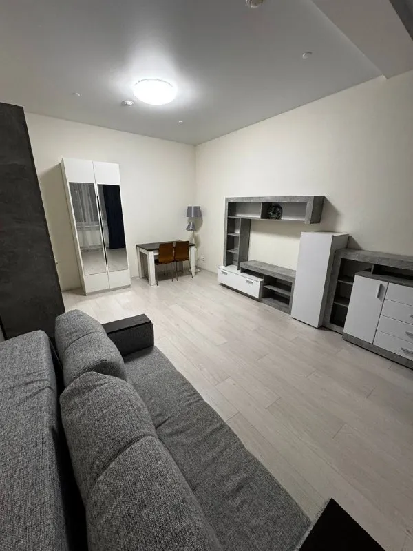 М. Речной вокзал 2-к квартира двухкомнатная квартира с современным ремонтом в жк «флотилия» (бизнес-класс) 95.000₽, 15 минут пешком до метро речной вокзал. Срочно сдается напрямую, без агента. 📍 локация 🚇 метро «речной вокзал» — 15 минут пешком 🚌 автобусная остановка — 2 минуты пешком 📐 планировка: — две изолированные комнаты, оба дивана раскладываются. — отдельная кухня 🏢 о доме и комплексе — ухоженный вход и общие зоны — 👩‍💼 консьерж — 🔐 закрытая территория — 📹 видеонаблюдение и контроль доступа — 🔑 доступ на территорию и в подъезд по электронным замкам — детская площадка, территория под наблюдением 🌳 парк дружбы — 3 минуты пешком 🌿 🛒 всё нужное рядом — евроспар — перекрёсток — пятёрочка — также рядом аптеки, салоны красоты и пункты выдачи цена: — 95.000₽ / месяц — коммунальные платежи — по счётчикам — долгосрочная аренда — аккуратные жильцы — без домашних животных контакты марина — звонки или whatsapp: +7 953 872-55-88 людмила — только сообщения в whatsapp: +7 916 034-95-57 ➡️предоплату/бронь/заморозку денег/автооплату до просмотра квартиры не вносить! Если по этому объявлению спрашивают какую либо оплату сообщите по контактам в описании канала. - фотография - 10