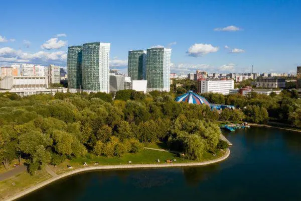 М. Речной вокзал 2-к квартира двухкомнатная квартира с современным ремонтом в жк «флотилия» (бизнес-класс) 95.000₽, 15 минут пешком до метро речной вокзал. Срочно сдается напрямую, без агента. 📍 локация 🚇 метро «речной вокзал» — 15 минут пешком 🚌 автобусная остановка — 2 минуты пешком 📐 планировка: — две изолированные комнаты, оба дивана раскладываются. — отдельная кухня 🏢 о доме и комплексе — ухоженный вход и общие зоны — 👩‍💼 консьерж — 🔐 закрытая территория — 📹 видеонаблюдение и контроль доступа — 🔑 доступ на территорию и в подъезд по электронным замкам — детская площадка, территория под наблюдением 🌳 парк дружбы — 3 минуты пешком 🌿 🛒 всё нужное рядом — евроспар — перекрёсток — пятёрочка — также рядом аптеки, салоны красоты и пункты выдачи цена: — 95.000₽ / месяц — коммунальные платежи — по счётчикам — долгосрочная аренда — аккуратные жильцы — без домашних животных контакты марина — звонки или whatsapp: +7 953 872-55-88 людмила — только сообщения в whatsapp: +7 916 034-95-57 ➡️предоплату/бронь/заморозку денег/автооплату до просмотра квартиры не вносить! Если по этому объявлению спрашивают какую либо оплату сообщите по контактам в описании канала. - фотография - 2