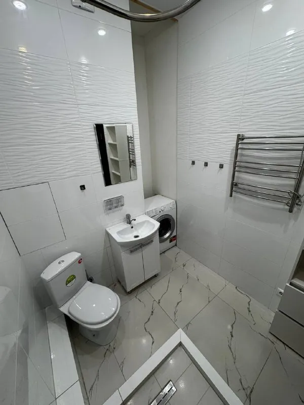 М. Речной вокзал 2-к квартира двухкомнатная квартира с современным ремонтом в жк «флотилия» (бизнес-класс) 95.000₽, 15 минут пешком до метро речной вокзал. Срочно сдается напрямую, без агента. 📍 локация 🚇 метро «речной вокзал» — 15 минут пешком 🚌 автобусная остановка — 2 минуты пешком 📐 планировка: — две изолированные комнаты, оба дивана раскладываются. — отдельная кухня 🏢 о доме и комплексе — ухоженный вход и общие зоны — 👩‍💼 консьерж — 🔐 закрытая территория — 📹 видеонаблюдение и контроль доступа — 🔑 доступ на территорию и в подъезд по электронным замкам — детская площадка, территория под наблюдением 🌳 парк дружбы — 3 минуты пешком 🌿 🛒 всё нужное рядом — евроспар — перекрёсток — пятёрочка — также рядом аптеки, салоны красоты и пункты выдачи цена: — 95.000₽ / месяц — коммунальные платежи — по счётчикам — долгосрочная аренда — аккуратные жильцы — без домашних животных контакты марина — звонки или whatsapp: +7 953 872-55-88 людмила — только сообщения в whatsapp: +7 916 034-95-57 ➡️предоплату/бронь/заморозку денег/автооплату до просмотра квартиры не вносить! Если по этому объявлению спрашивают какую либо оплату сообщите по контактам в описании канала. - фотография - 3