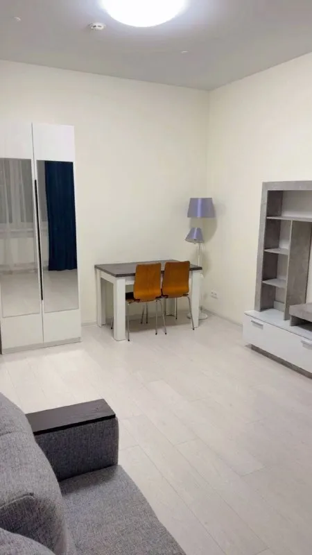 М. Речной вокзал 2-к квартира двухкомнатная квартира с современным ремонтом в жк «флотилия» (бизнес-класс) 95.000₽, 15 минут пешком до метро речной вокзал. Срочно сдается напрямую, без агента. 📍 локация 🚇 метро «речной вокзал» — 15 минут пешком 🚌 автобусная остановка — 2 минуты пешком 📐 планировка: — две изолированные комнаты, оба дивана раскладываются. — отдельная кухня 🏢 о доме и комплексе — ухоженный вход и общие зоны — 👩‍💼 консьерж — 🔐 закрытая территория — 📹 видеонаблюдение и контроль доступа — 🔑 доступ на территорию и в подъезд по электронным замкам — детская площадка, территория под наблюдением 🌳 парк дружбы — 3 минуты пешком 🌿 🛒 всё нужное рядом — евроспар — перекрёсток — пятёрочка — также рядом аптеки, салоны красоты и пункты выдачи цена: — 95.000₽ / месяц — коммунальные платежи — по счётчикам — долгосрочная аренда — аккуратные жильцы — без домашних животных контакты марина — звонки или whatsapp: +7 953 872-55-88 людмила — только сообщения в whatsapp: +7 916 034-95-57 ➡️предоплату/бронь/заморозку денег/автооплату до просмотра квартиры не вносить! Если по этому объявлению спрашивают какую либо оплату сообщите по контактам в описании канала. - фотография - 5