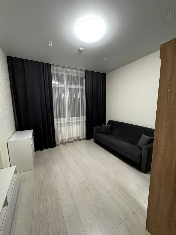 М. Речной вокзал 2-к квартира двухкомнатная квартира с современным ремонтом в жк «флотилия» (бизнес-класс) 95.000₽, 15 минут пешком до метро речной вокзал. Срочно сдается напрямую, без агента. 📍 локация 🚇 метро «речной вокзал» — 15 минут пешком 🚌 автобусная остановка — 2 минуты пешком 📐 планировка: — две изолированные комнаты, оба дивана раскладываются. — отдельная кухня 🏢 о доме и комплексе — ухоженный вход и общие зоны — 👩‍💼 консьерж — 🔐 закрытая территория — 📹 видеонаблюдение и контроль доступа — 🔑 доступ на территорию и в подъезд по электронным замкам — детская площадка, территория под наблюдением 🌳 парк дружбы — 3 минуты пешком 🌿 🛒 всё нужное рядом — евроспар — перекрёсток — пятёрочка — также рядом аптеки, салоны красоты и пункты выдачи цена: — 95.000₽ / месяц — коммунальные платежи — по счётчикам — долгосрочная аренда — аккуратные жильцы — без домашних животных контакты марина — звонки или whatsapp: +7 953 872-55-88 людмила — только сообщения в whatsapp: +7 916 034-95-57 ➡️предоплату/бронь/заморозку денег/автооплату до просмотра квартиры не вносить! Если по этому объявлению спрашивают какую либо оплату сообщите по контактам в описании канала. - фотография - 6