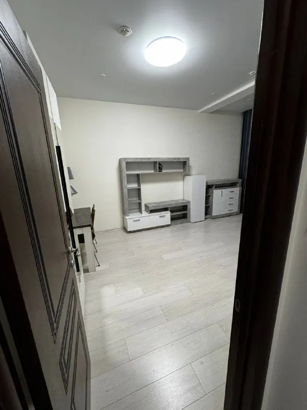 М. Речной вокзал 2-к квартира двухкомнатная квартира с современным ремонтом в жк «флотилия» (бизнес-класс) 95.000₽, 15 минут пешком до метро речной вокзал. Срочно сдается напрямую, без агента. 📍 локация 🚇 метро «речной вокзал» — 15 минут пешком 🚌 автобусная остановка — 2 минуты пешком 📐 планировка: — две изолированные комнаты, оба дивана раскладываются. — отдельная кухня 🏢 о доме и комплексе — ухоженный вход и общие зоны — 👩‍💼 консьерж — 🔐 закрытая территория — 📹 видеонаблюдение и контроль доступа — 🔑 доступ на территорию и в подъезд по электронным замкам — детская площадка, территория под наблюдением 🌳 парк дружбы — 3 минуты пешком 🌿 🛒 всё нужное рядом — евроспар — перекрёсток — пятёрочка — также рядом аптеки, салоны красоты и пункты выдачи цена: — 95.000₽ / месяц — коммунальные платежи — по счётчикам — долгосрочная аренда — аккуратные жильцы — без домашних животных контакты марина — звонки или whatsapp: +7 953 872-55-88 людмила — только сообщения в whatsapp: +7 916 034-95-57 ➡️предоплату/бронь/заморозку денег/автооплату до просмотра квартиры не вносить! Если по этому объявлению спрашивают какую либо оплату сообщите по контактам в описании канала. - фотография - 7