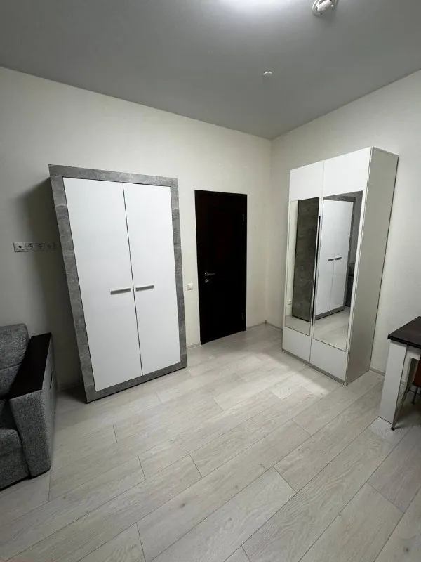 М. Речной вокзал 2-к квартира двухкомнатная квартира с современным ремонтом в жк «флотилия» (бизнес-класс) 95.000₽, 15 минут пешком до метро речной вокзал. Срочно сдается напрямую, без агента. 📍 локация 🚇 метро «речной вокзал» — 15 минут пешком 🚌 автобусная остановка — 2 минуты пешком 📐 планировка: — две изолированные комнаты, оба дивана раскладываются. — отдельная кухня 🏢 о доме и комплексе — ухоженный вход и общие зоны — 👩‍💼 консьерж — 🔐 закрытая территория — 📹 видеонаблюдение и контроль доступа — 🔑 доступ на территорию и в подъезд по электронным замкам — детская площадка, территория под наблюдением 🌳 парк дружбы — 3 минуты пешком 🌿 🛒 всё нужное рядом — евроспар — перекрёсток — пятёрочка — также рядом аптеки, салоны красоты и пункты выдачи цена: — 95.000₽ / месяц — коммунальные платежи — по счётчикам — долгосрочная аренда — аккуратные жильцы — без домашних животных контакты марина — звонки или whatsapp: +7 953 872-55-88 людмила — только сообщения в whatsapp: +7 916 034-95-57 ➡️предоплату/бронь/заморозку денег/автооплату до просмотра квартиры не вносить! Если по этому объявлению спрашивают какую либо оплату сообщите по контактам в описании канала. - фотография - 8