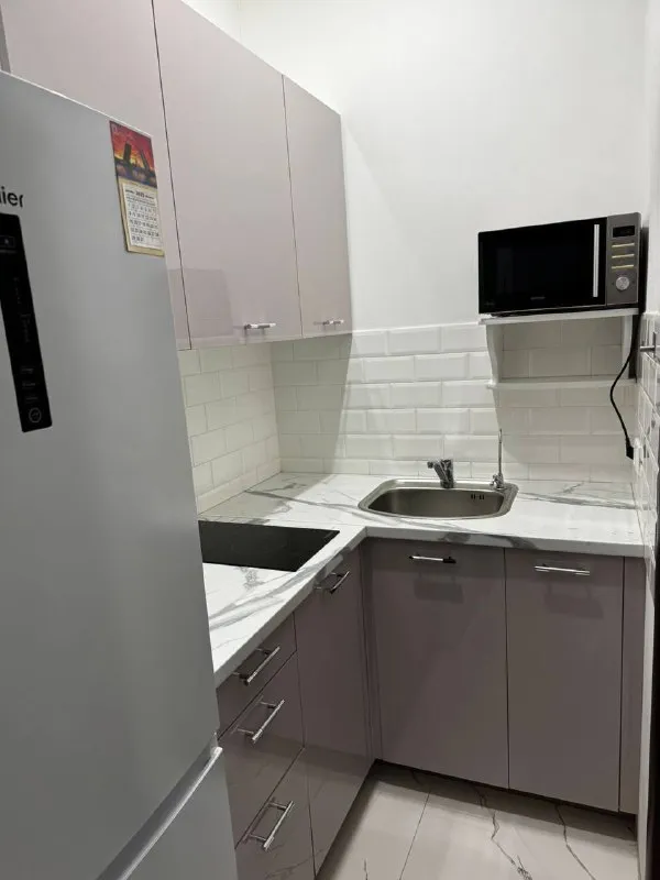 М. Речной вокзал 2-к квартира двухкомнатная квартира с современным ремонтом в жк «флотилия» (бизнес-класс) 95.000₽, 15 минут пешком до метро речной вокзал. Срочно сдается напрямую, без агента. 📍 локация 🚇 метро «речной вокзал» — 15 минут пешком 🚌 автобусная остановка — 2 минуты пешком 📐 планировка: — две изолированные комнаты, оба дивана раскладываются. — отдельная кухня 🏢 о доме и комплексе — ухоженный вход и общие зоны — 👩‍💼 консьерж — 🔐 закрытая территория — 📹 видеонаблюдение и контроль доступа — 🔑 доступ на территорию и в подъезд по электронным замкам — детская площадка, территория под наблюдением 🌳 парк дружбы — 3 минуты пешком 🌿 🛒 всё нужное рядом — евроспар — перекрёсток — пятёрочка — также рядом аптеки, салоны красоты и пункты выдачи цена: — 95.000₽ / месяц — коммунальные платежи — по счётчикам — долгосрочная аренда — аккуратные жильцы — без домашних животных контакты марина — звонки или whatsapp: +7 953 872-55-88 людмила — только сообщения в whatsapp: +7 916 034-95-57 ➡️предоплату/бронь/заморозку денег/автооплату до просмотра квартиры не вносить! Если по этому объявлению спрашивают какую либо оплату сообщите по контактам в описании канала. - фотография - 9