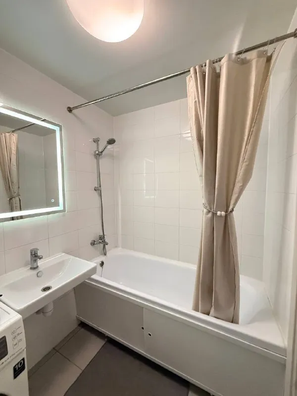 М. Братиславская 1-к квартира ▫️жк люблинский парк люблинская ул. , 72к3 сдам 1-к студию на небольшой срок улетаю на зиму из москвы. Сдаю на время своего отсутствия квартиру. Вещи могу вывести или оставить, по договоренности (их немного). Метро: братиславская (16 мин пешком) площадь: 36 м² заезд с конца декабря. Срок проживания обсуждается. От 1,5-4 месяцев. Перед возвращением предупрежу за 2-3 недели, чтобы было время на комфортный выезд. Оформление с документами🙂‍↕️ цена: 55.000₽, без залогов и прочих платежей контакты @anton_dane ➡️предоплату/бронь/заморозку денег/автооплату до просмотра квартиры не вносить! Если по этому объявлению спрашивают какую либо оплату сообщите по контактам в описании канала. - фотография - 2