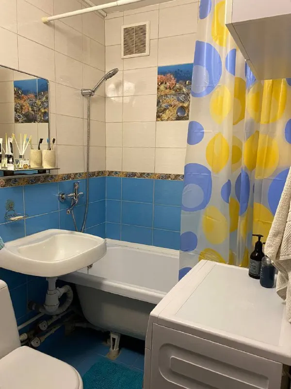 Двухкомнатная квартира 🏙️ м. Кузьминки7️⃣ сдаётся только на 2 месяца! С 5 января по 5 марта 🗓️ светлая, уютная квартира. М. Кузьминки, 7-10 минут пешком. 📍адрес: волгоградский проспект 118/7к2, 2 этаж 🔑 площадь: 45 м² 🌞 одна комната проходная с циклорамой (для съемки фото и видео) в которой есть раскладной диаан, вторая маленькая отдельная спальня с кроватью на паллетах. 🛋 в квартире: • двуспальная кровать • балкон • циклорама • стиральная машина • духовка • газовая плита • микроволновка • холодильник • раскладной диван очень чисто и уютно, современный ремонт. Квартира идеально подходит для девушки или молодой пары 🫶🏼 💳цена: 50.000₽/месяц (включая коммунальные платеди и интернет). Можно с кошкой или маленькой собачкой 📌 при заселении: оплата сразу за 2 месяца без залога 💌telegram: @kateprokate - фотография - 10