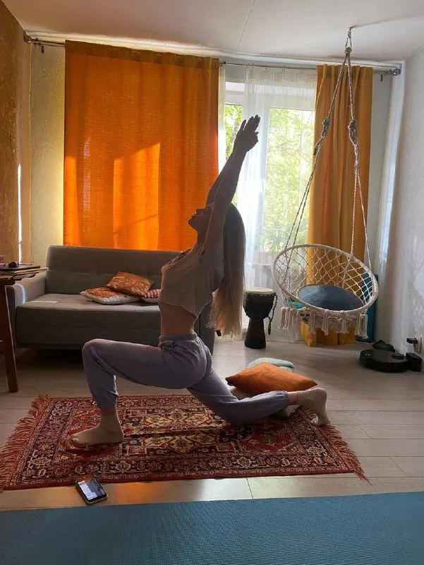 Двухкомнатная квартира 🏙️ м. Кузьминки7️⃣ сдаётся только на 2 месяца! С 5 января по 5 марта 🗓️ светлая, уютная квартира. М. Кузьминки, 7-10 минут пешком. 📍адрес: волгоградский проспект 118/7к2, 2 этаж 🔑 площадь: 45 м² 🌞 одна комната проходная с циклорамой (для съемки фото и видео) в которой есть раскладной диаан, вторая маленькая отдельная спальня с кроватью на паллетах. 🛋 в квартире: • двуспальная кровать • балкон • циклорама • стиральная машина • духовка • газовая плита • микроволновка • холодильник • раскладной диван очень чисто и уютно, современный ремонт. Квартира идеально подходит для девушки или молодой пары 🫶🏼 💳цена: 50.000₽/месяц (включая коммунальные платеди и интернет). Можно с кошкой или маленькой собачкой 📌 при заселении: оплата сразу за 2 месяца без залога 💌telegram: @kateprokate - фотография - 2