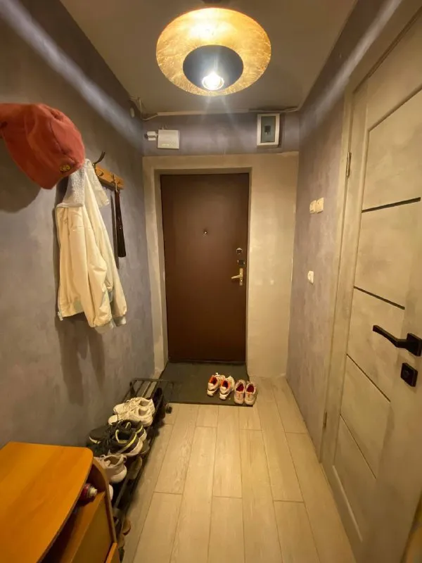 Двухкомнатная квартира 🏙️ м. Кузьминки7️⃣ сдаётся только на 2 месяца! С 5 января по 5 марта 🗓️ светлая, уютная квартира. М. Кузьминки, 7-10 минут пешком. 📍адрес: волгоградский проспект 118/7к2, 2 этаж 🔑 площадь: 45 м² 🌞 одна комната проходная с циклорамой (для съемки фото и видео) в которой есть раскладной диаан, вторая маленькая отдельная спальня с кроватью на паллетах. 🛋 в квартире: • двуспальная кровать • балкон • циклорама • стиральная машина • духовка • газовая плита • микроволновка • холодильник • раскладной диван очень чисто и уютно, современный ремонт. Квартира идеально подходит для девушки или молодой пары 🫶🏼 💳цена: 50.000₽/месяц (включая коммунальные платеди и интернет). Можно с кошкой или маленькой собачкой 📌 при заселении: оплата сразу за 2 месяца без залога 💌telegram: @kateprokate - фотография - 3