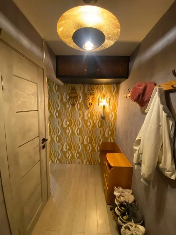 Двухкомнатная квартира 🏙️ м. Кузьминки7️⃣ сдаётся только на 2 месяца! С 5 января по 5 марта 🗓️ светлая, уютная квартира. М. Кузьминки, 7-10 минут пешком. 📍адрес: волгоградский проспект 118/7к2, 2 этаж 🔑 площадь: 45 м² 🌞 одна комната проходная с циклорамой (для съемки фото и видео) в которой есть раскладной диаан, вторая маленькая отдельная спальня с кроватью на паллетах. 🛋 в квартире: • двуспальная кровать • балкон • циклорама • стиральная машина • духовка • газовая плита • микроволновка • холодильник • раскладной диван очень чисто и уютно, современный ремонт. Квартира идеально подходит для девушки или молодой пары 🫶🏼 💳цена: 50.000₽/месяц (включая коммунальные платеди и интернет). Можно с кошкой или маленькой собачкой 📌 при заселении: оплата сразу за 2 месяца без залога 💌telegram: @kateprokate - фотография - 4